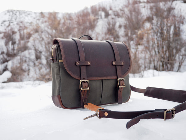 Field Bag in Dry Wax Pine Twill/Urban Brown Phoenix