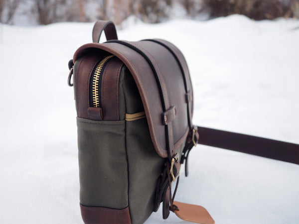 Field Bag in Dry Wax Pine Twill/Urban Brown Phoenix