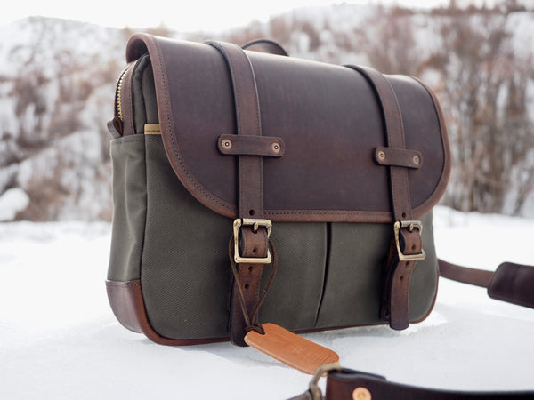 Field Bag in Dry Wax Pine Twill/Urban Brown Phoenix