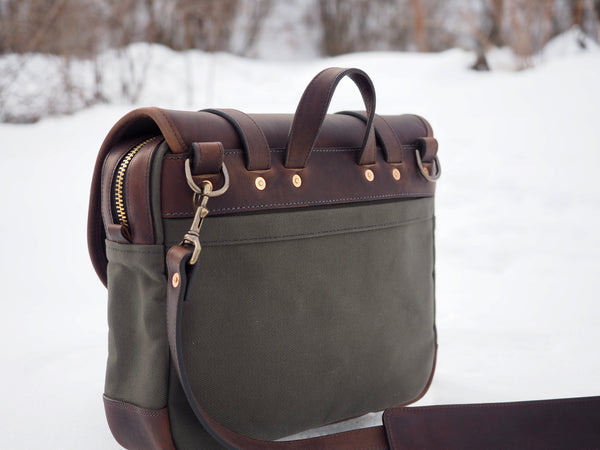 Field Bag in Dry Wax Pine Twill/Urban Brown Phoenix